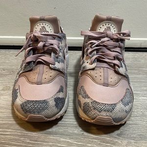 Nike Air Huarache, in a violet pink color. Size 8.5 very comfortable!